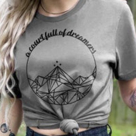 Tops - A Court of Thorns & Roses Book T-Shirt Small 🌻